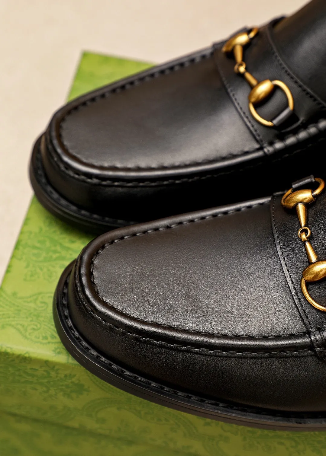 Men's shoes 💰460 💐 Product trademark: GUCCI "Gucci" casual leather shoes Regular size: 38-44 (45🉑️customized) Product materials: Selected imported first-layer calfskin upper + luxury hardware buckle, imported water-dyed cowhide leather lining. Strong three-dimensional visual effect, original combination outsole Color: 3⃣️colors available